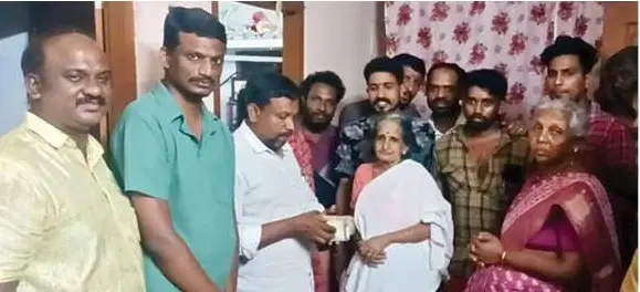 ബസുകള് ഓടി അരുണിനായി സമാഹരിച്ച തുക, സഹായനിധി കണ്വീനര് കെ.ജി. ബിനു ഏറ്റുവാങ്ങുന്നു.