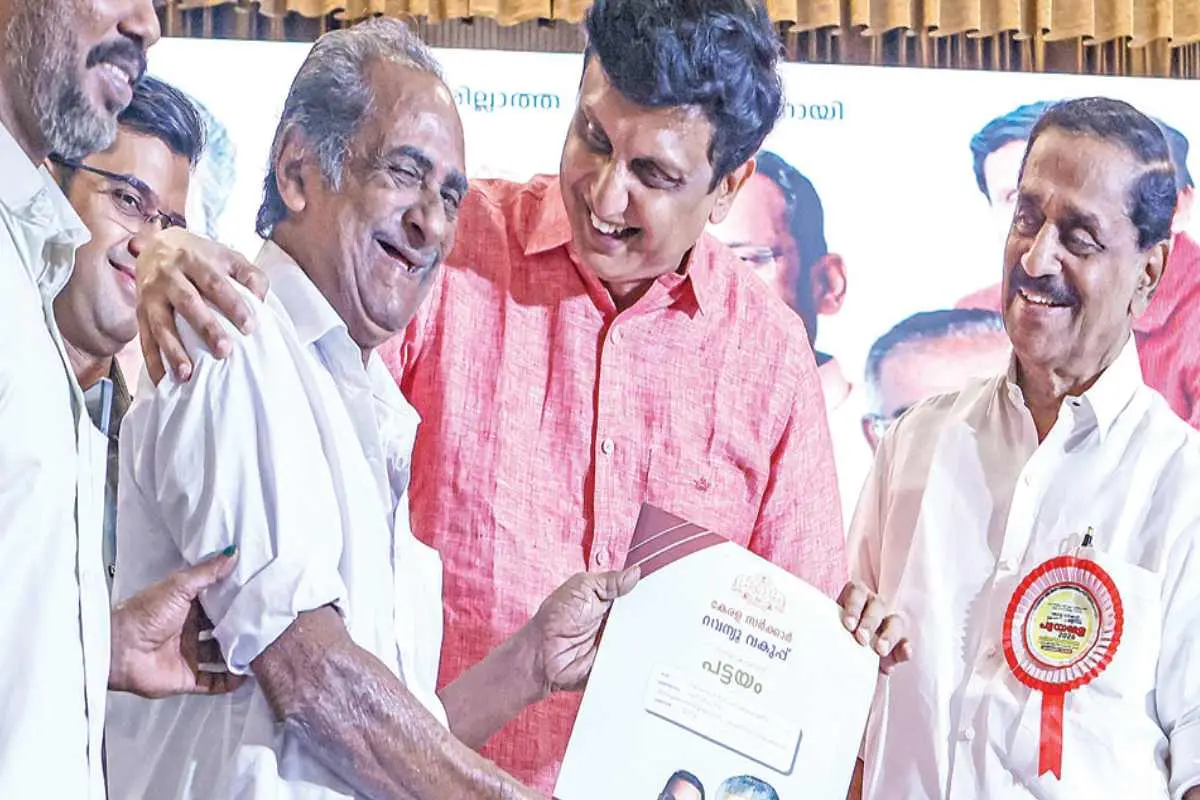 സദാനന്ദന്റെ സമയം... കോഴിക്കോട്ട് നടന്ന ജില്ലാതല പട്ടയമേളയില് മന്ത്രി മുഹമ്മദ് റിയാസില്നിന്നും പട്ടയം കൈപ്പറ്റിയ സന്തോഷത്തില് പൊട്ടിച്ചിരിക്കുന്ന സദാനന്ദന്. കളക്ടര് സ്നേഹില് കുമാര് സിങ്, തോട്ടത്തില് രവീന്ദ്രന് എംഎല്എ, അഹമ്മദ് ദേവര്കോവില് എംഎല്എ എന്നിവര് സമീപം | ഫോട്ടോ: സാജന് വി. നമ്പ്യാര്