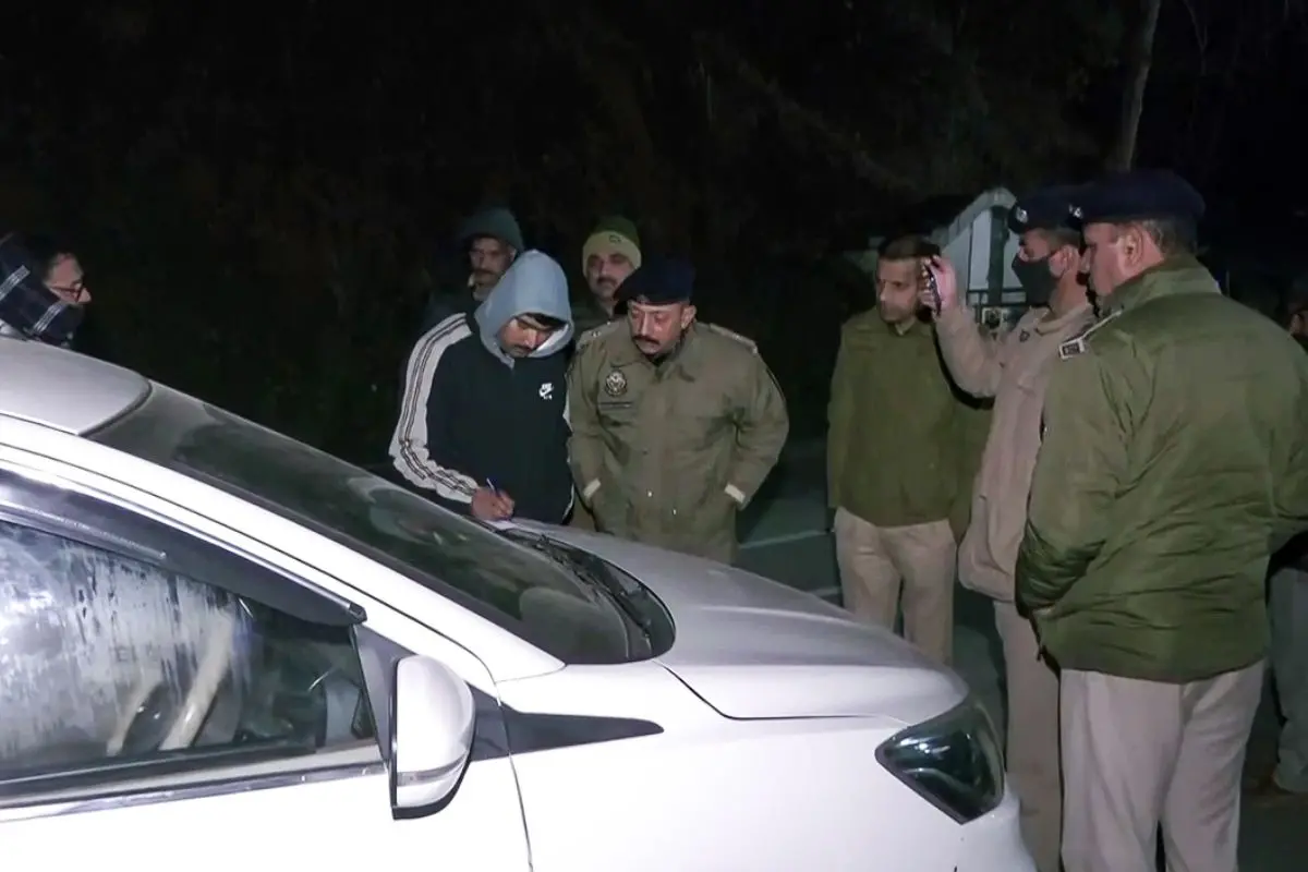 Shimla Police release the Delhi Police convoy as they were stopped during their transit, leading to repeated confrontations between personnel, in Shimla on Thursday. (ANI Video Grab)