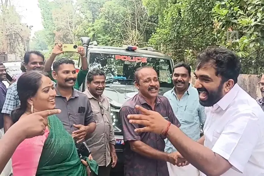‘ഹലോ, പ്രതിഷേധമാണല്ലേ...’; തനിക്കെതിരെ പ്രതിഷേധിച്ച ബിജെപിക്കാർക്ക് കൈകൊടുത്ത് ചാണ്ടി ഉമ്മൻ
