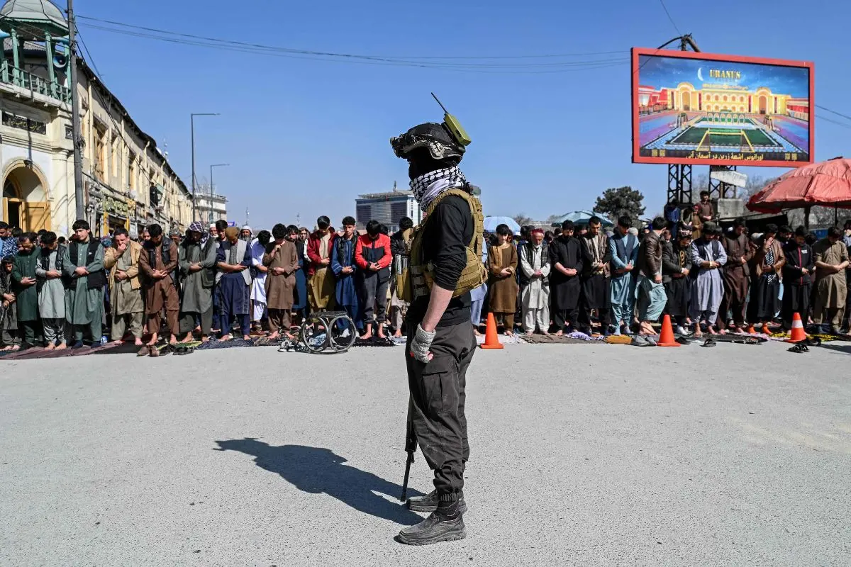 A Taliban security personnel stands guard as Afghan Muslim devotees offer the second Friday prayers during the Islamic holy fasting month of Ramadan along a road in Kabul on February 27, 2026 following heightened security measures after overnight cross-border fighting between the two countries (Photo: AFP)