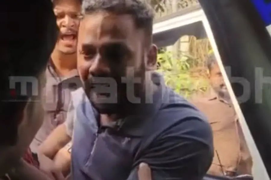 'നിനക്ക് അടിക്കണോടാ'; തിരുവനന്തപുരത്ത് പോലീസിനെ തടഞ്ഞ് DYFI പ്രവർത്തകർ, എസ്ഐയെ ആക്രമിക്കാനും ശ്രമം