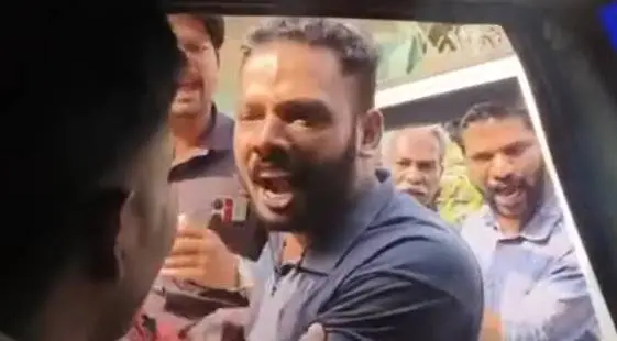 The CPM workers hurling abuses at cops in Nagaroor | Photo:Screengrab/ Mathrubhumi News
