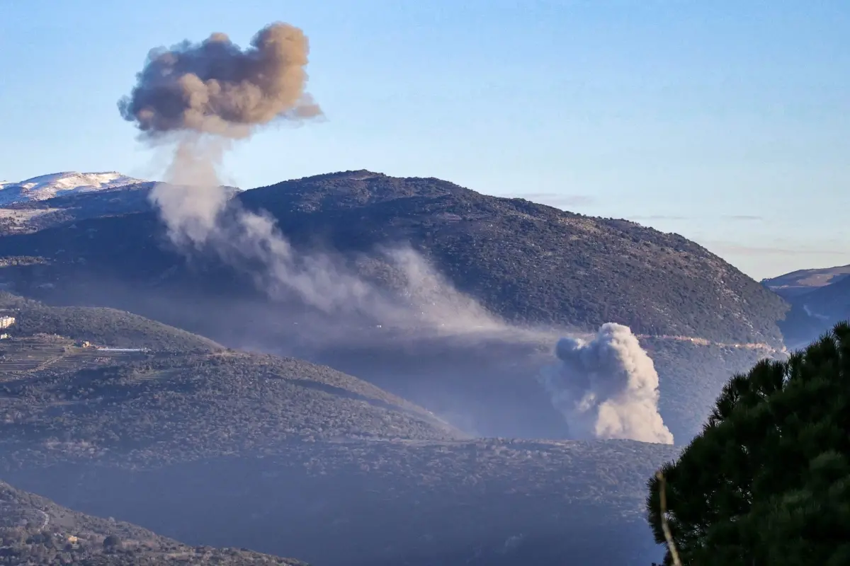 Smoke rises from the site of an Israeli airstrike that targeted the southern Lebanese area of al-Qatrani | Photo: AFP