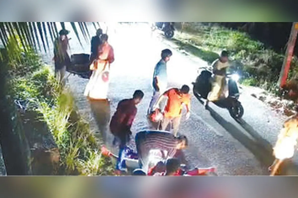 പരിക്കേറ്റ് റോഡിൽ കിടന്ന ശ്രീജിത്തിന്, ഡോ.എസ്.അജയകുമാർ സി.പി.ആർ. നൽകുന്ന ദൃശ്യം, സി.സി.ടി.വിയിൽ പതിഞ്ഞത്.