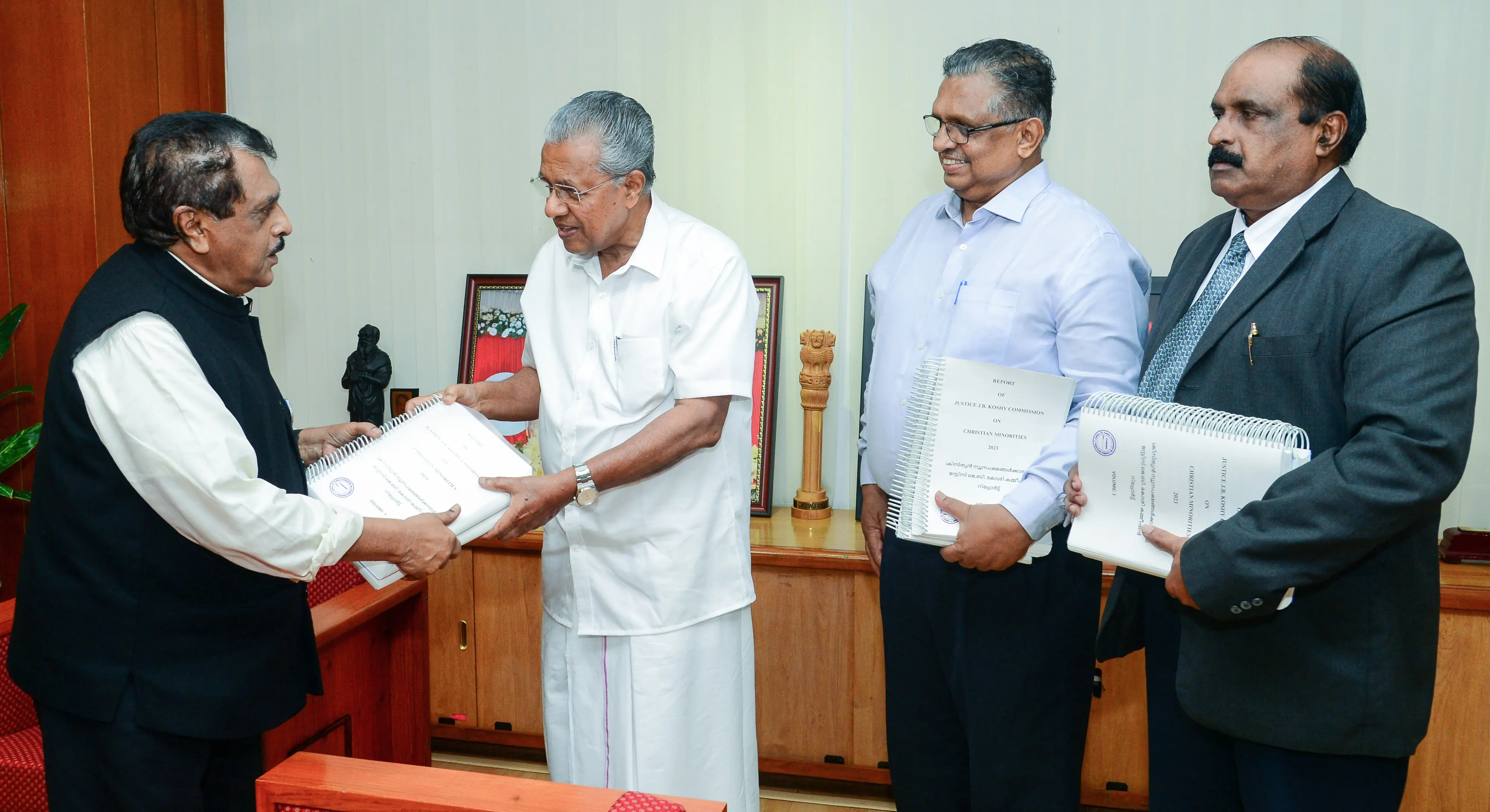 കേരളത്തിലെ ക്രിസ്ത്യൻ ന്യൂനപക്ഷങ്ങൾ നേരിടുന്ന പ്രശ്‌നങ്ങൾ സംബന്ധിച്ച ജസ്റ്റിസ് ജെ ബി കോശി മുഖ്യമന്ത്രി പിണറായി വിജയന് റിപ്പോർട്ട് കൈമാറുന്നു, ഫയൽ ചിത്രം| ANI