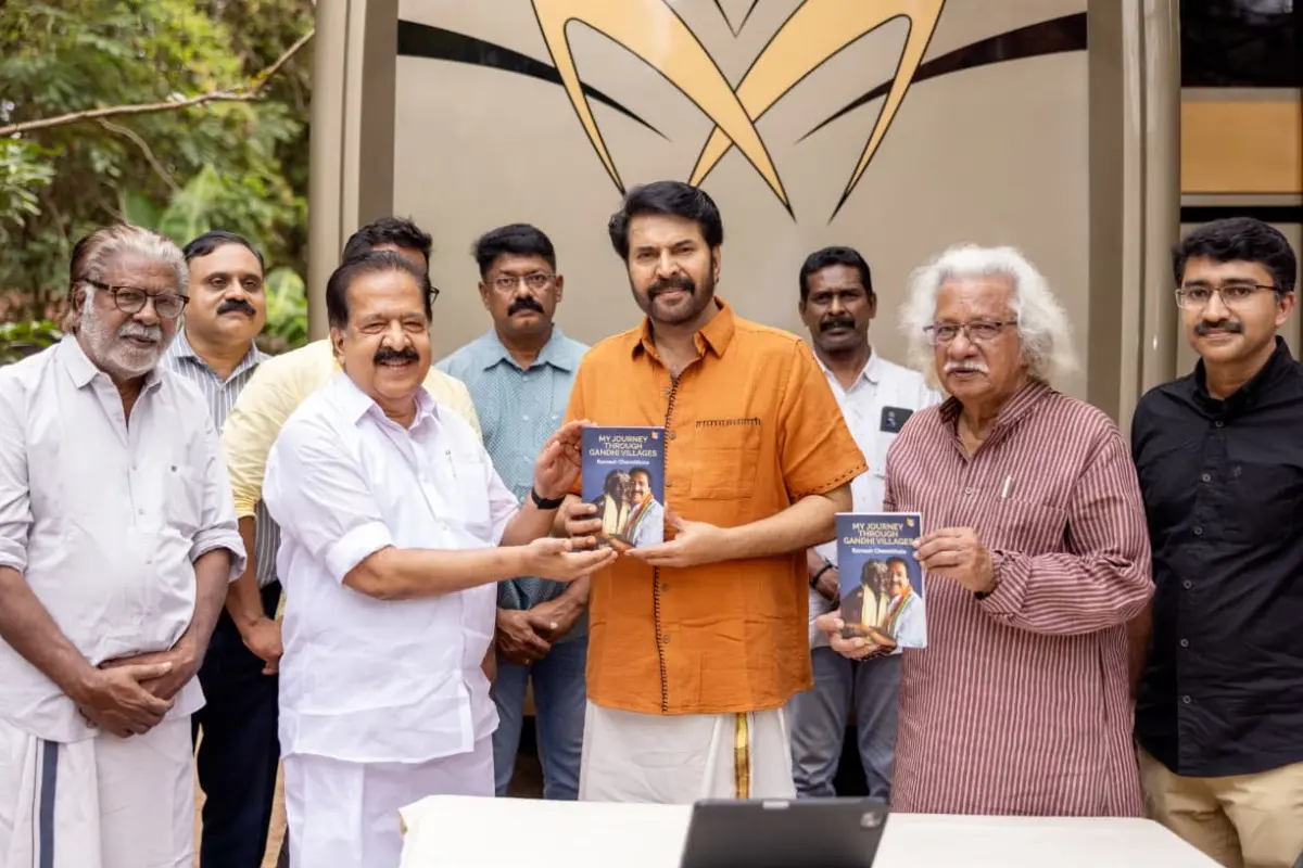 രമേശ് ചെന്നിത്തല രചിച്ച ഗാന്ധിഗ്രാമങ്ങളിലൂടെ എന്ന പുസ്തകം മമ്മൂട്ടിയും അടൂർ ഗോപാലകൃഷ്ണനും ചേർന്ന് പ്രകാശനം ചെയ്യുന്നു.