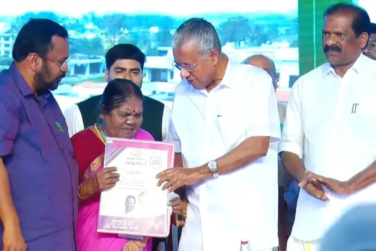 മുഖ്യമന്ത്രി വീടിന്റെ രേഖകൾ കെെമാറുന്നു