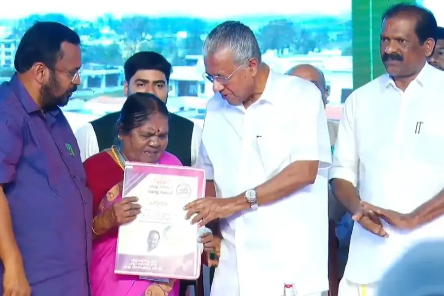 ഇതാണ് റിയൽ കേരള സ്റ്റോറിയെന്ന് മുഖ്യമന്ത്രി; ഉരുൾപൊട്ടൽ ദുരന്തബാധിതരായവർക്ക് ടൗൺഷിപ്പ് കൈമാറി