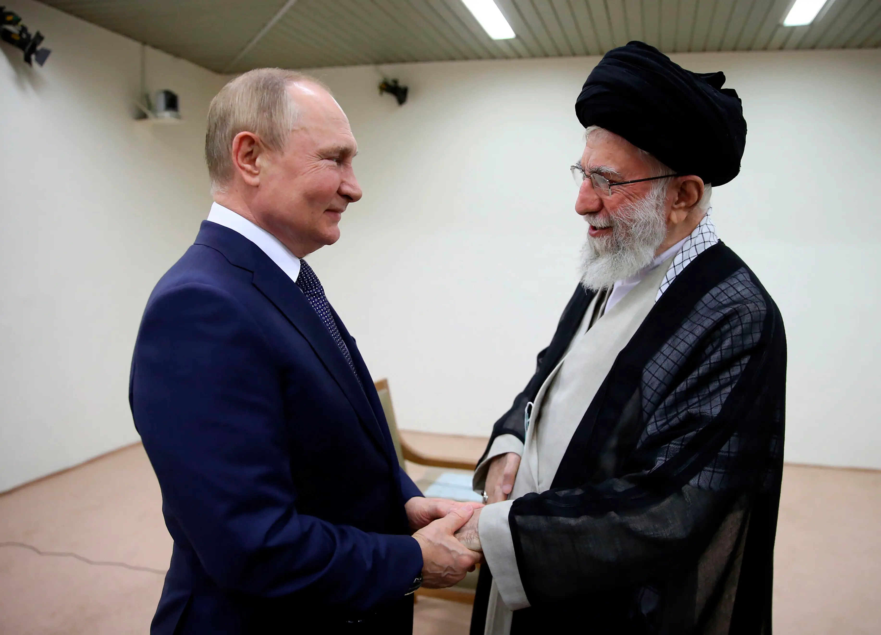 Iranian Supreme Leader Ayatollah Ali Khamenei and Russian President Vladimir Putin | Photo: AP