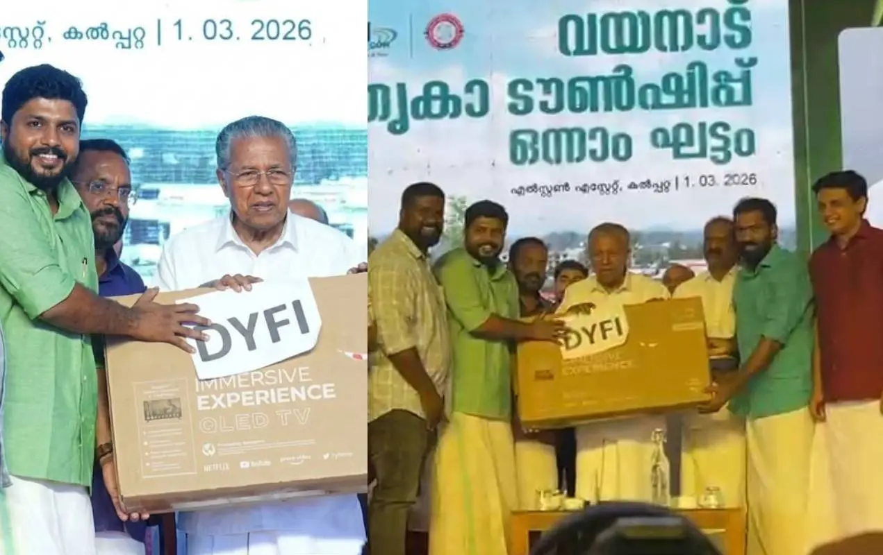 ടെലിവിഷനുകൾ കൈമാറുന്ന ഡിവൈഎഫ്ഐ നേതാക്കൾ