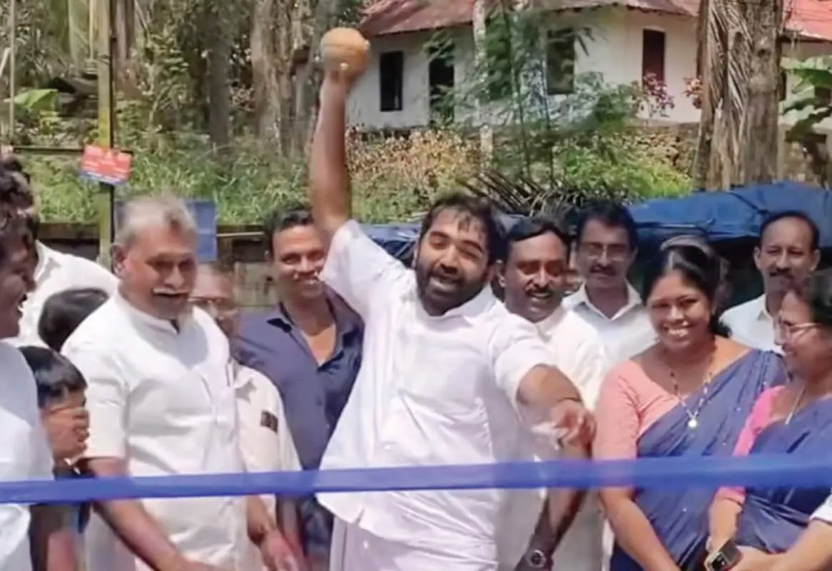 ശണം വിളിച്ച് തേങ്ങയുടച്ച് ചാണ്ടി ഉമ്മന് എംഎല്എ റോഡ് ഉദ്ഘാടനം ചെയ്യുന്നു | Photo: Mathrubhumi