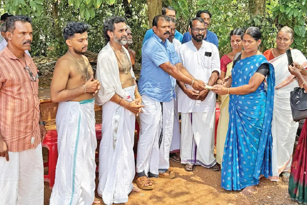ചെറുപറമ്പ് മൃത്യുഞ്ജയ മഹാദേവക്ഷേത്രത്തിൽ മഹാമൃത്യുഞ്ജയഹോമത്തിലൂടെ സമാഹരിച്ച തുക ചികിത്സാച്ചെലവിലേക്ക് കൈമാറുന്നു