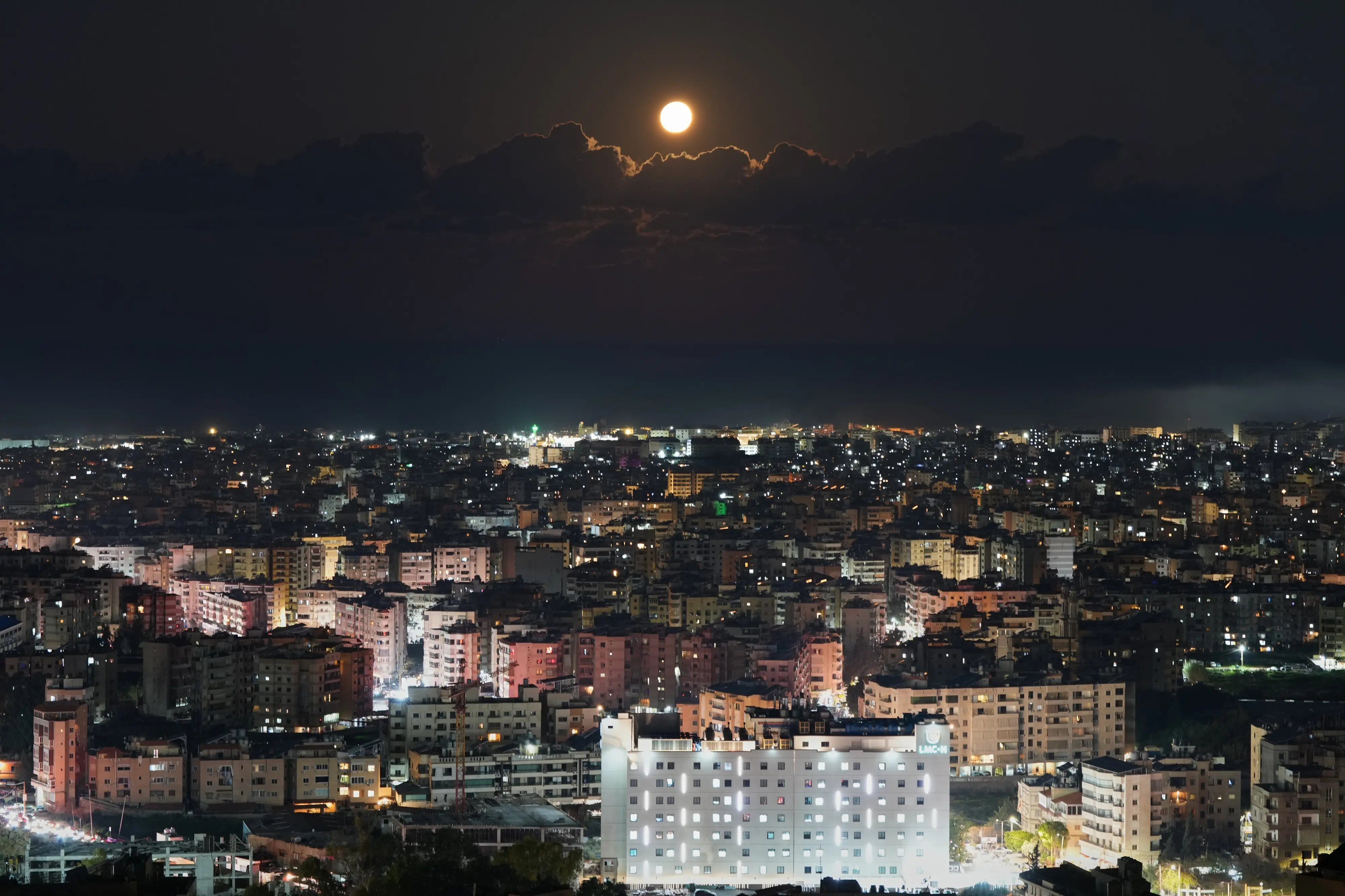 The moon sets over Beirut, Lebanon as residents flee following Israeli airstrikes | Photo: AP