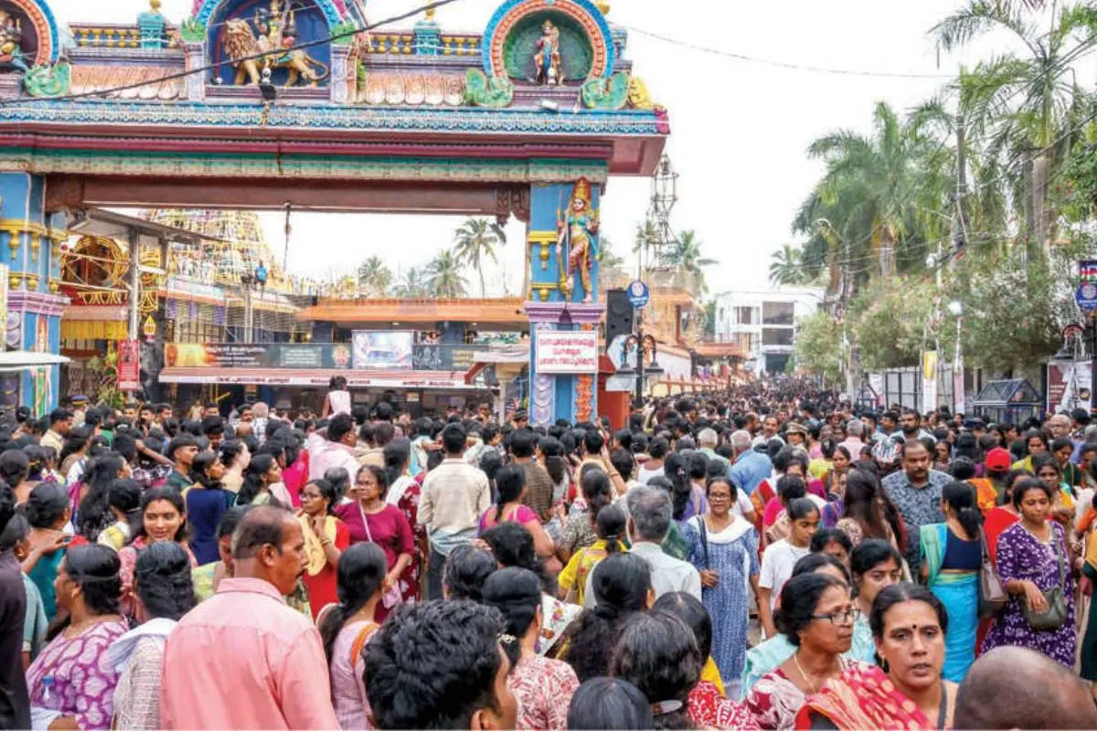 ആറ്റുകാല് ക്ഷേത്രത്തിന് മുന്നിലെ തിരക്ക്