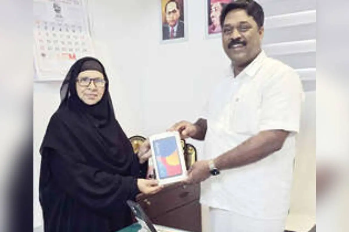 ബജറ്റ് ദിനത്തിൽ അംഗങ്ങൾക്ക്പ്രസിഡന്റ്‌ ഗോൾഡൻ റഹ്‌മാൻടാബുകൾ നൽകുന്നു