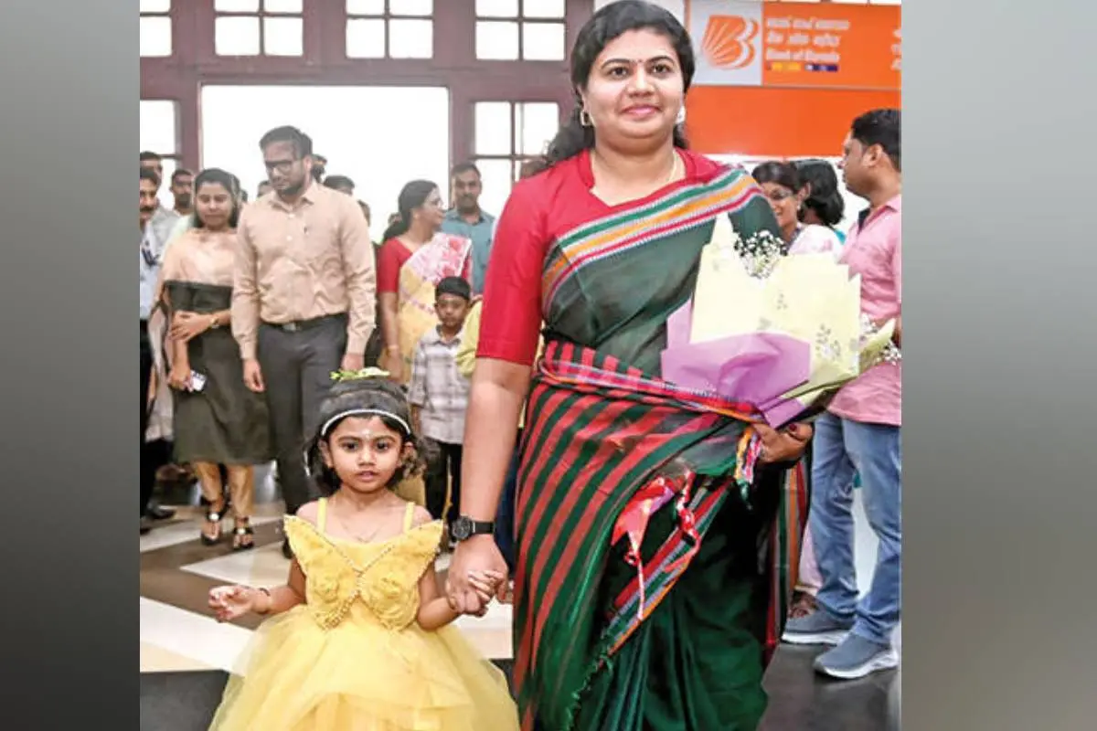 തൃശ്ശൂർ കളക്ടറായി ചുമതലയേൽക്കാൻ ശിഖാ സുരേന്ദ്രൻ മകൾ സാൻവി ശങ്കരിക്കൊപ്പം എത്തിയപ്പോൾ