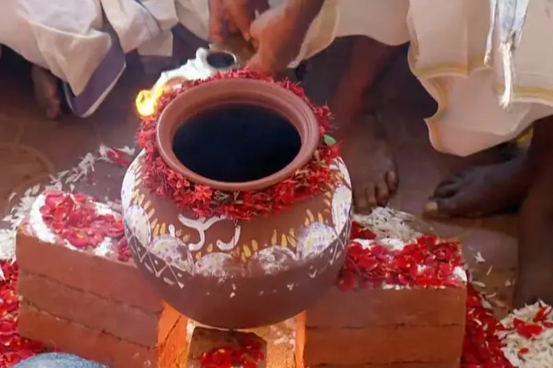 പണ്ഡാര അടുപ്പിൽ തീ തെളിഞ്ഞു, ആറ്റുകാൽ പൊങ്കാലയ്ക്ക് തുടക്കം; പങ്കെടുത്ത് ഭക്തലക്ഷങ്ങൾ