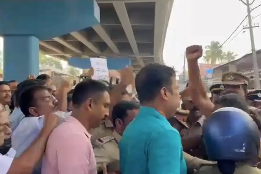 ഓൺലൈനായി ഉദ്ഘാടനം നിർവഹിക്കാൻ ആരോഗ്യമന്ത്രി; റോഡിൽ ചേരിതിരിഞ്ഞ് ഏറ്റുമുട്ടി കോൺഗ്രസ്-CPM പ്രവർത്തകർ