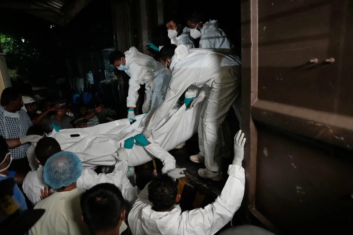 Healthcare workers unload the bodies of Iranian sailors from a vehicle who died when their warship sank outside Sri Lanka's territorial waters, in Galle, Sri Lanka, Wednesday, March 4, 2026 (Photo: AP)