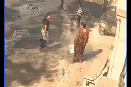 നാലുവയസ്സുകാരന്റെ ദേഹത്ത് ചൂടുവെള്ളം ഒഴിച്ച് മുത്തശ്ശി; ക്രൂരത ഹോളിക്ക് ചായംതെറിപ്പിച്ചതിന് | VIDEO