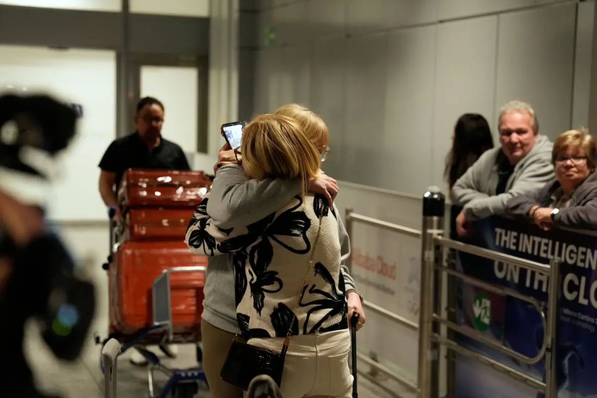 People arrive at the International Airport in Frankfurt, Germany, after being evacuated from Dubai on a commercial flight, Tuesday, March 3, 2026 (Photo: AP)