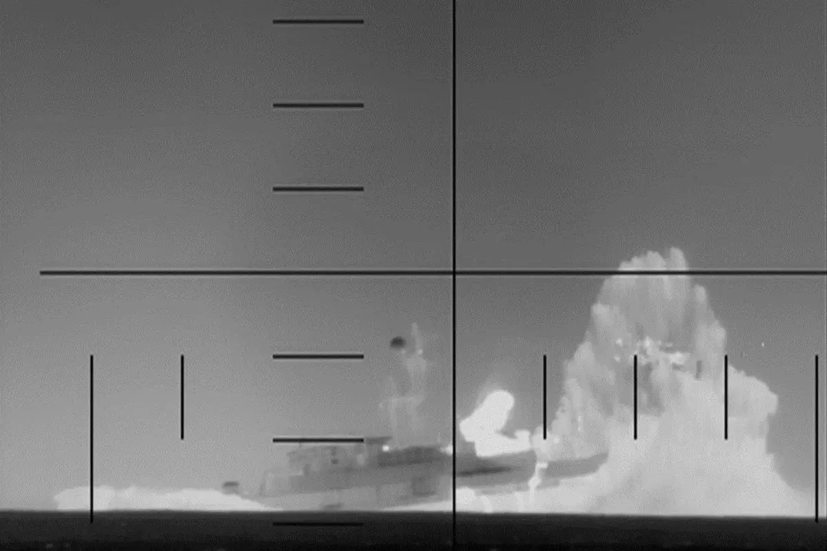 US Navy submarine firing on and sinking an Iranian warship in the Indian Ocean | Photo: AFP