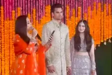ഒന്നാന്തരം ഇൻട്രൊവേർട്ട്! ഒന്ന് ചിരിച്ചൂടെയെന്ന് സോഷ്യൽ മീഡിയ;വൈറലായി വിവാഹവേദിയിലെ അർജുന്റെ നിൽപ്പ്