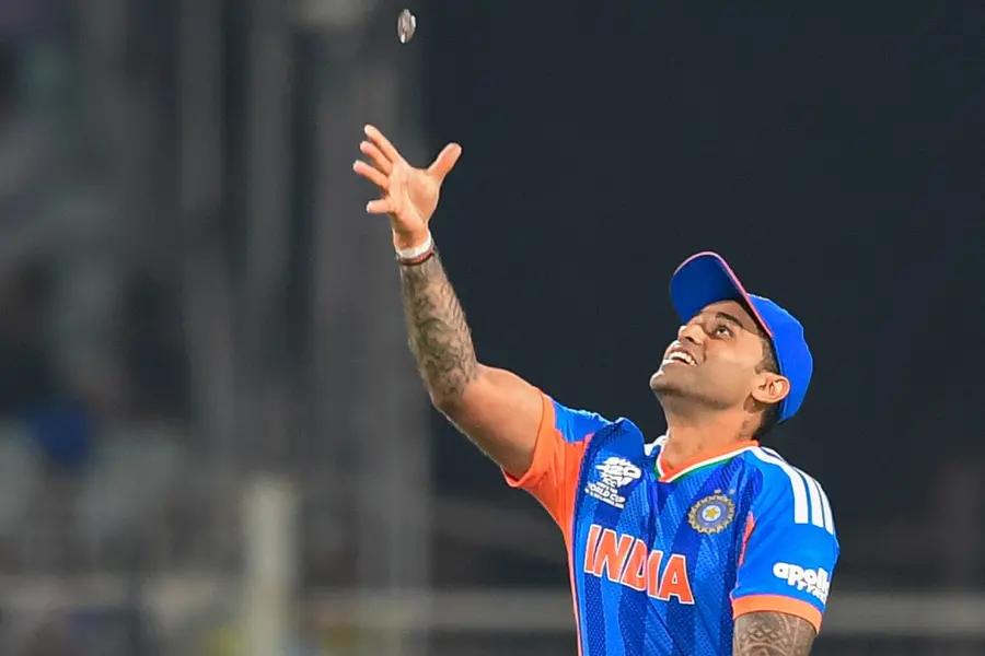 ടി20 ലോകകപ്പ് സെമി ഫൈനലിൽ ടോസ് ഇംഗ്ലണ്ടിന്; ഇന്ത്യയെ ആദ്യം ബാറ്റിങ്ങിന് വിട്ടു