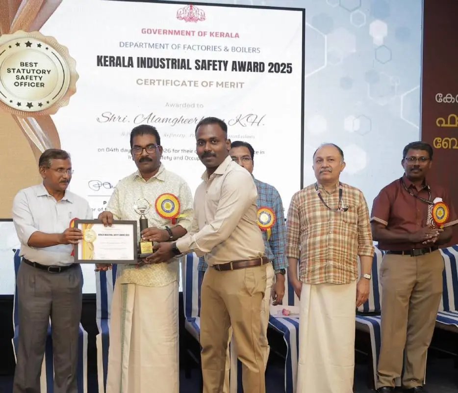 ചടങ്ങിൽ പുരസ്കാരം ഏറ്റുവാങ്ങുന്ന ആലംഗീർ ഖാൻ