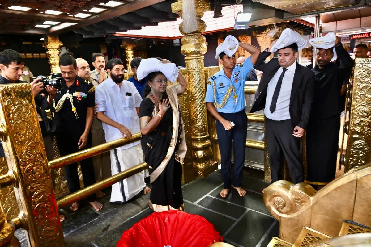 രാഷ്ട്രപതി ദ്രൗപദി മുർമു ശബരിമലയിൽ, മന്ത്രി വി.എൻ. വാസവൻ സമീപം