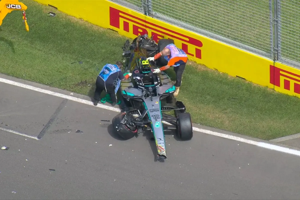 Kimi Antonelli has suffered a hefty crash at Turn 2 | Photo: @F1 on X