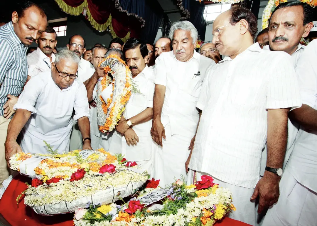 ടി.പി. ചന്ദ്രശേഖരന്റെ മൃതദേഹത്തില് റീത്ത് സമര്പ്പിക്കുന്ന വി.എസ്. അച്യുതാനന്ദന്. സമീപം അന്നത്തെ മുഖ്യമന്ത്രി ഉമ്മന് ചാണ്ടി, രമേശ് ചെന്നിത്തല, പി.കെ. കുഞ്ഞാലിക്കുട്ടി എന്നിവര് | Photo: Mathrubhumi Archives