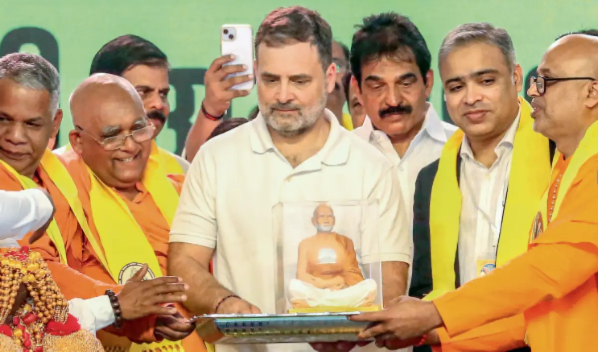 ലോക്സഭ പ്രതിപക്ഷനേതാവ് രാഹുൽഗാന്ധിക്ക് ശിവഗിരി മഠത്തിന്റെ ഉപഹാരം ശ്രീനാരായണ ധർമസംഘം ട്രസ്റ്റ് സെക്രട്ടറി സ്വാമി ശുഭാംഗാനന്ദ, സ്വാമി സച്ചിദാനന്ദ, സ്വാമി ജ്ഞാനതീർത്ഥാടനന്ദ എന്നിവർ ചേർന്ന് നൽകുന്നു. കെ.സി. വേണുഗോപാൽ, ഡോ. ഫാദിൽ എച്ച്. വീരാൻകുട്ടി തുടങ്ങിയവർ സമീപം