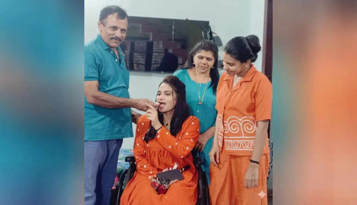ഡോ. ആതിര സുഗതന് അച്ഛൻ സുഗതൻ മധുരം നൽകുന്നു. അമ്മ മിനിയും അനിയത്തി അനഘയും സമീപം