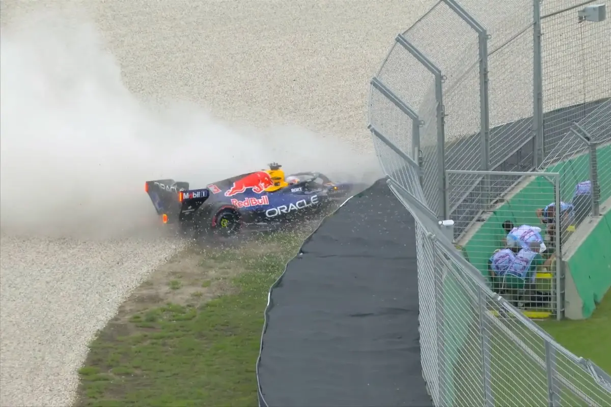 Max Verstappen crashes into the barrier in Q1 | Photo: @F1 on X