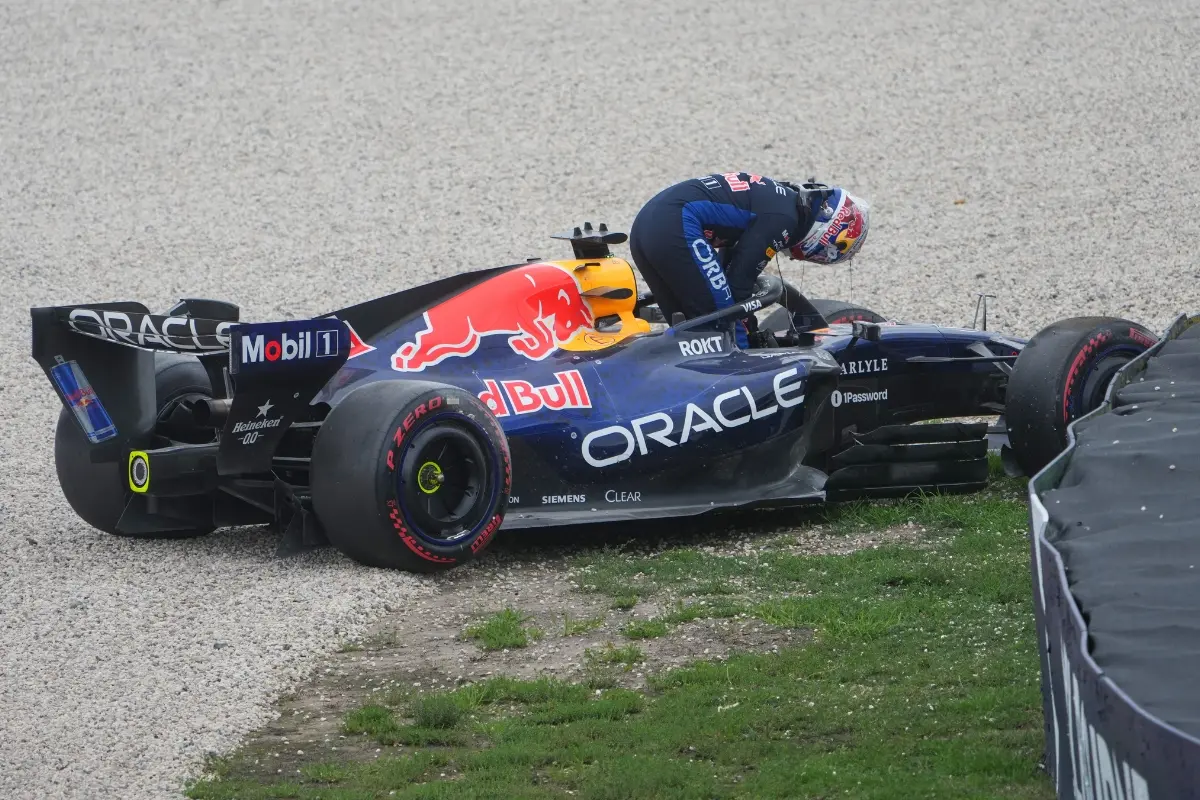 Red Bull driver Max Verstappen of the Netherlands gets out of his car after a crash during the qualifying session for the Australian Formula One Grand Prix at Albert Park, in Melbourne, Australia.| Photo: AP