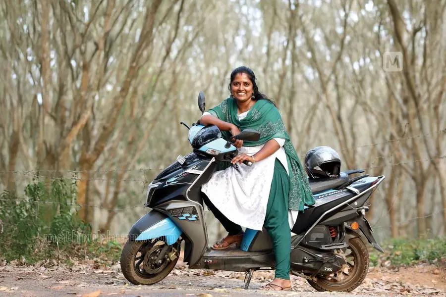 taxi scooter driver prathibha