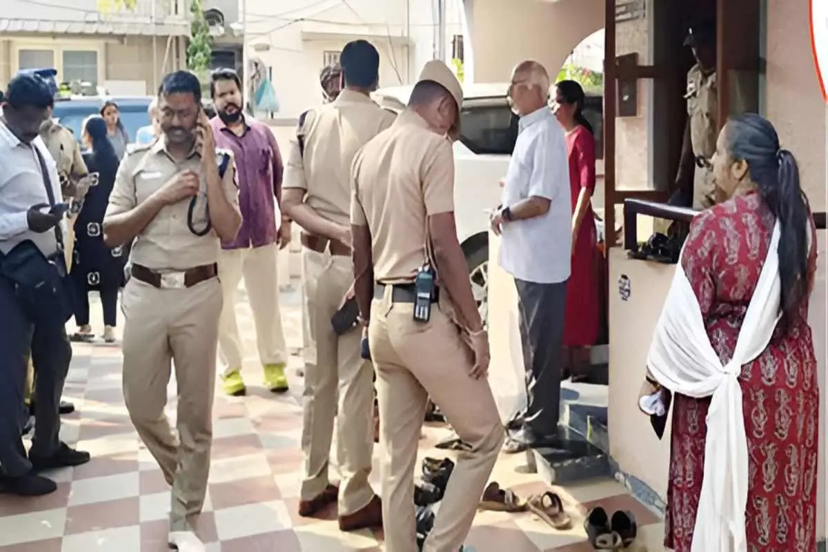 കസ്തൂരി ജി. കുട്ടിയുടെ വീട്ടിൽ പോലീസ് പരിശോധന നടത്തുന്നു