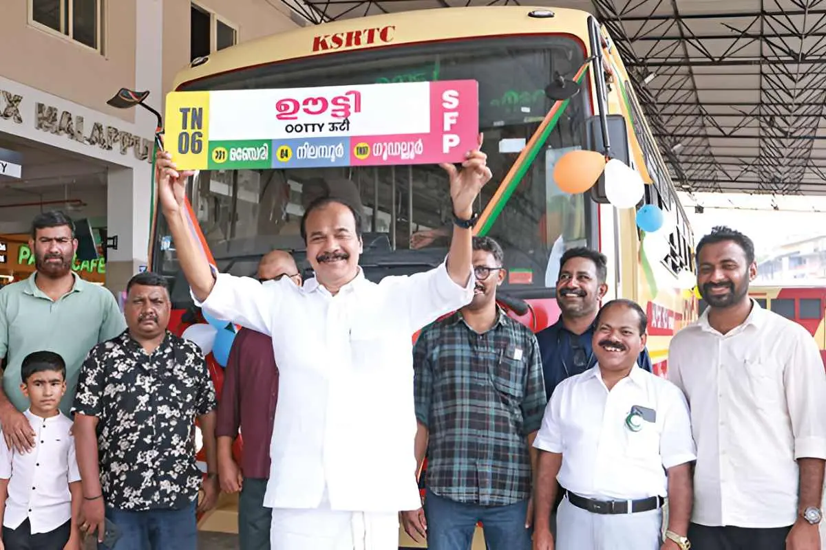 ഊട്ടിയിലേക്ക് മലപ്പുറത്ത് നിന്നുള്ള പുതിയ കെ.എസ്.ആർ.ടി.സി. ബസിന്റെ ഫ്ലാഗ് ഓഫ് പി.ഉബൈദുള്ള എം.എൽ.എ. നിർവഹിച്ചപ്പോൾ