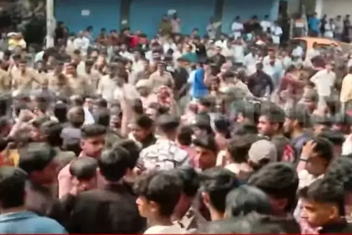ഒരുരൂപാ നോട്ടുമായെത്തിയാൽ ഷൂ എന്ന് ഓഫർ, ചെരിപ്പുകടയ്ക്ക് മുന്നിൽ തിക്കുംതിരക്കും; ലാത്തിവീശി പോലീസ്