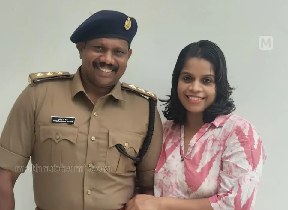 നിഗീഷും ഭാര്യ അഞ്ജനയും | Photo: Mathrubhumi