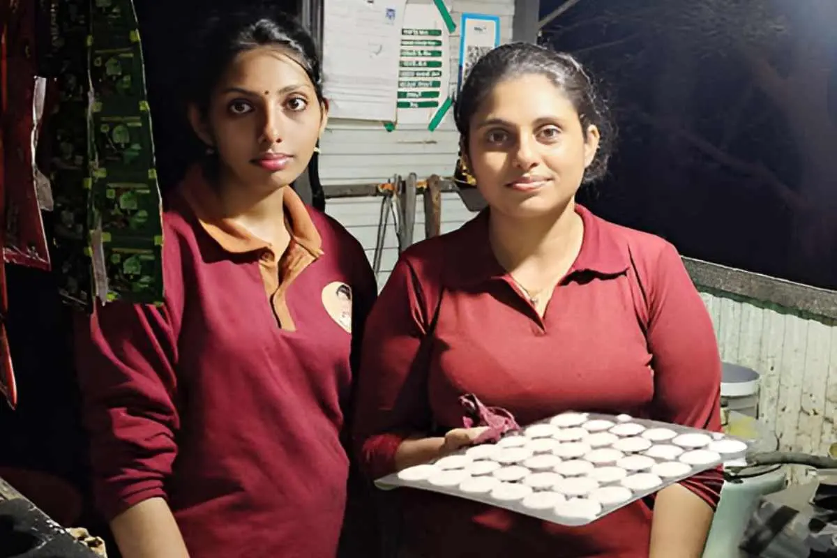 Revathi Vijayan at her roadside stall near Mayannur bridge in Ottapalam with her sister Gauri Nanda (L).