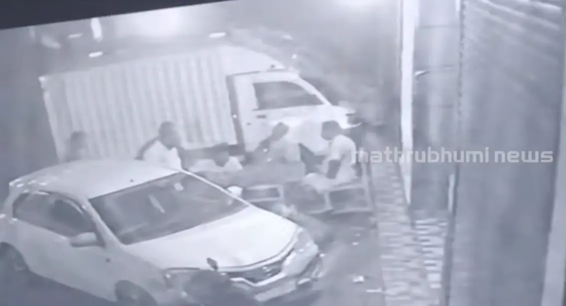 കടയിലെ സംഘര്‍ഷത്തിന്റെ സിസിടിവി ദൃശ്യത്തില്‍നിന്ന്‌