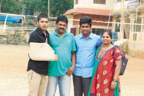 സഞ്ജു അഞ്ചാറുവർഷംകൂടി ഈ ഫോം തുടരുമെന്ന് പിതാവ്; അമ്മ കളികണ്ടത് ആശുപത്രിയിൽവെച്ച്