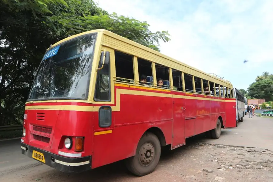 സൈഡ് കൊടുത്തില്ലെന്നാരോപിച്ച് പോലീസുകാരൻ KSRTC ബസിന്റെ കണ്ണാടിതകർത്തു; ഡ്രൈവറെ ആക്രമിച്ചെന്നും പരാതി
