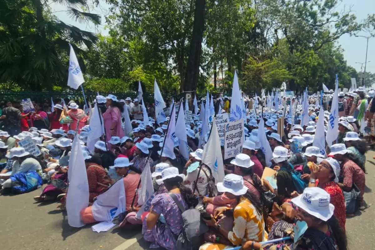 നഴ്സുമാരുടെ പ്രതിഷേധമാർച്ച്