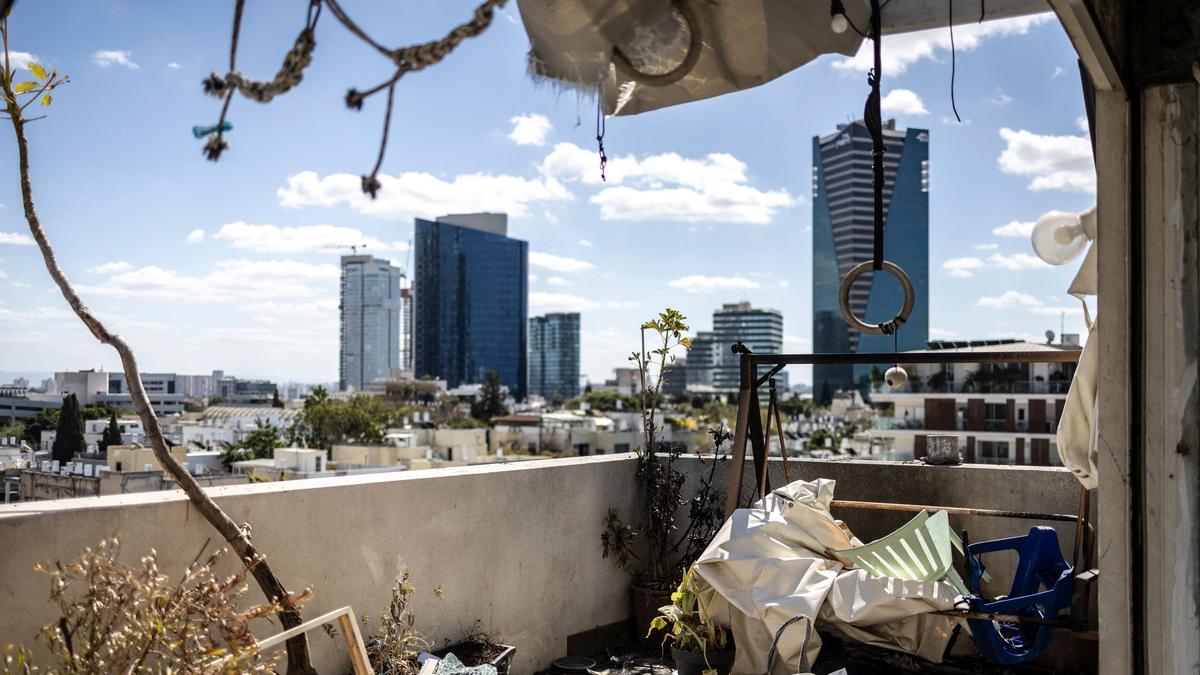 Explosions rock Tel Aviv as Iran unleashes new wave of missiles; multiple blasts reported