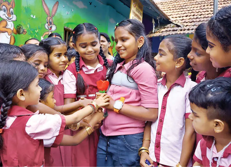 പല്ലശ്ശന ഒഴിവുപാറ എ.എൽ.പി. സ്കൂളിലെ വിദ്യാർഥിനി വിനോദിനി കൃത്രിമക്കൈ വെച്ചതിനുശേഷം സ്കൂളിൽ തിരികെയെത്തിയപ്പോൾ സ്വീകരിക്കുന്ന സഹപാഠികൾ | ഫോട്ടോ: പി.പി. രതീഷ്