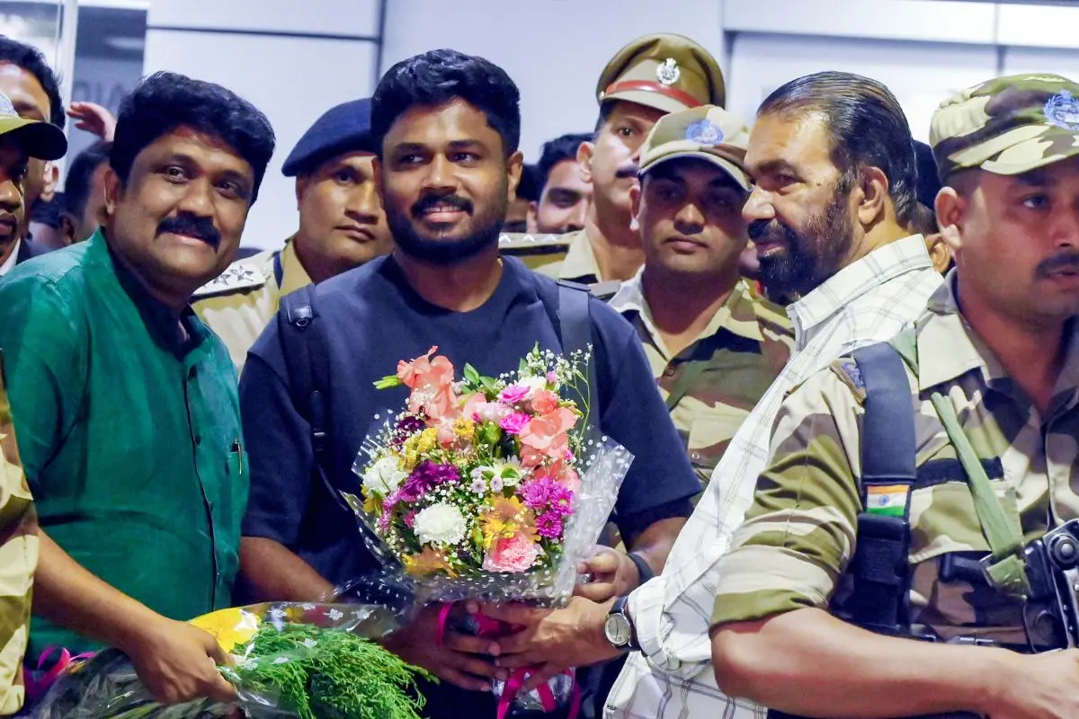 ISanju Samson is welcomed by Education Minister V Sivankutty and MP AA Rahim, left, on his arrival at Thiruvananthapuram International Airport after India won the ICC Men's T20 World Cup win. | Photo: PTI
